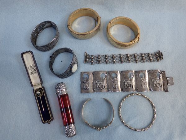 A COLLECTION OF COSTUME JEWELLERY