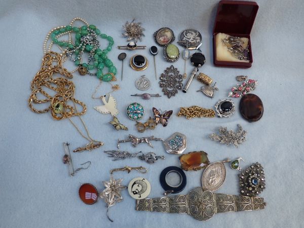 A COLLECTION OF COSTUME JEWELLERY