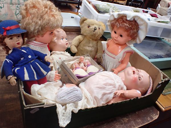 A COLLECTION OF VINTAGE DOLLS