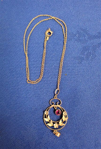 AN EDWARDIAN PEDANT NECKLACE,