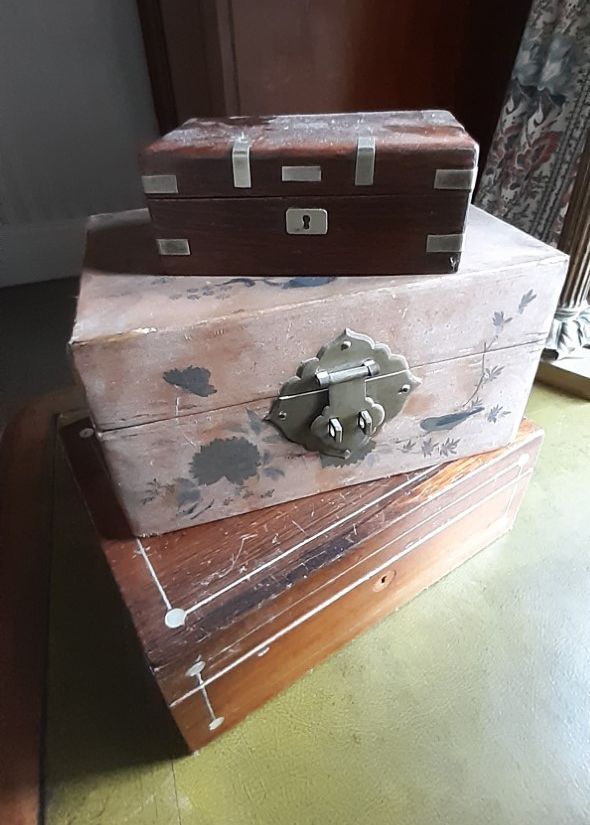 A VICTORIAN ROSEWOOD WORKBOX,