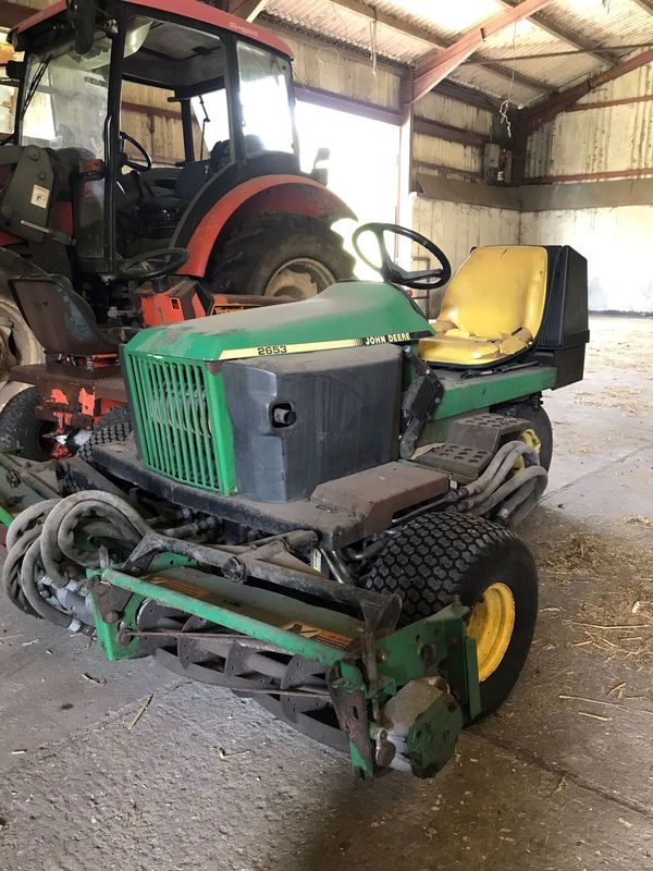 A JOHN DEERE 2653 RIDE ON LAWN MOWER