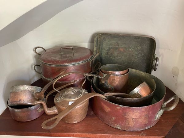 A COLLECTION OF DOMESTIC COPPERWARE, INCLUDING PANS AND A KETTLE,