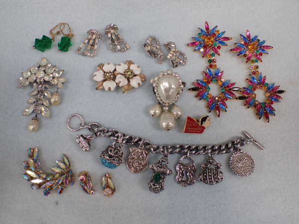 A COLLECTION OF VINTAGE COSTUME JEWELLERY