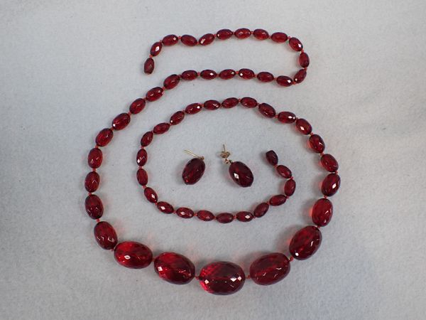 A BAKELITE 'CHERRY AMBER' NECKLACE AND EARRINGS