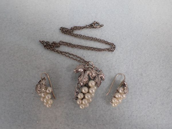 A CULTURED PEARL AND WHITE METAL NECKLACE AND EARRINGS SET