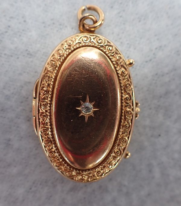 AN UNMARKED YELLOW METAL LOCKET