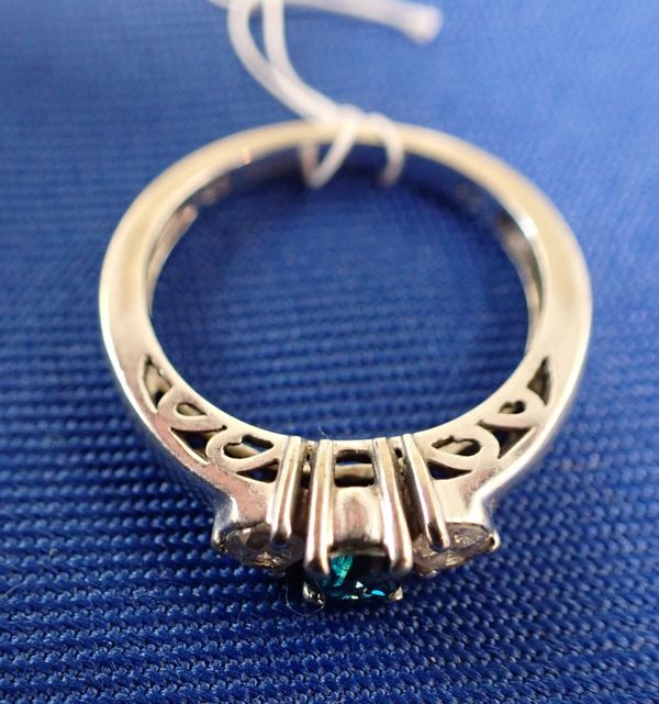 A THREE STONE BLUE AND WHITE DIAMOND RING