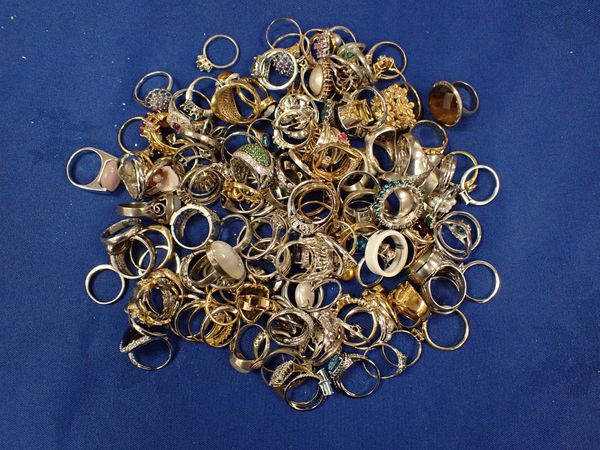 LARGE QUANTITY OF COSTUME JEWELLERY RINGS