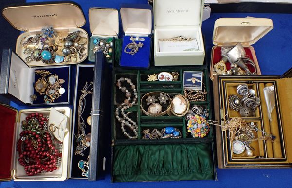 A COLLECTION OF JEWELLERY