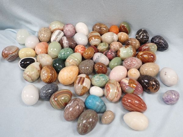 A LARGE COLLECTION OF POLISHED MARBLE, ONYX AND STONE EGGS