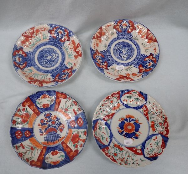 A LATE 19TH CENTURY IMARI DISH