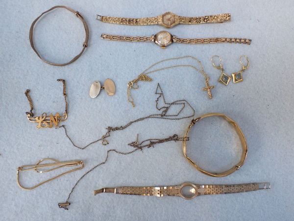 A COLLECTION OF YELLOW METAL JEWELLERY