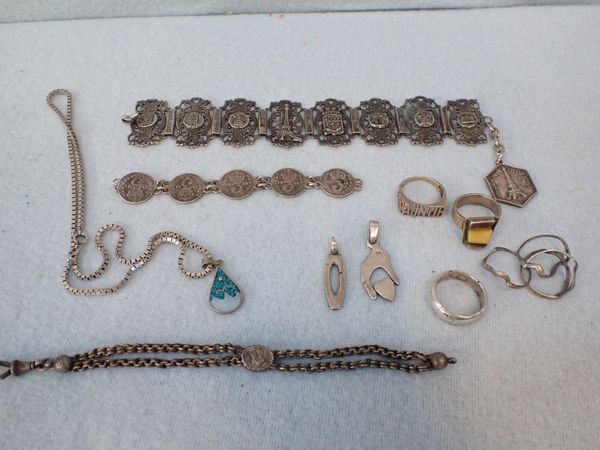 A COLLECTION OF SILVER AND WHITE METAL JEWELLERY