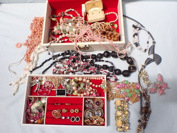 A QUANTITY OF COSTUME JEWELLERY