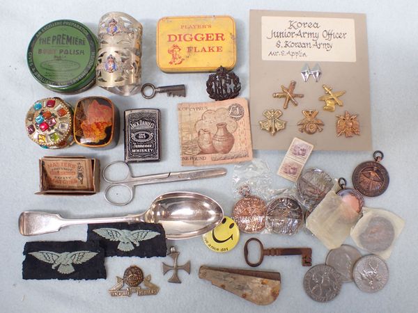 A PAIR OF RAF NAPKIN RINGS, TINS, BADGES