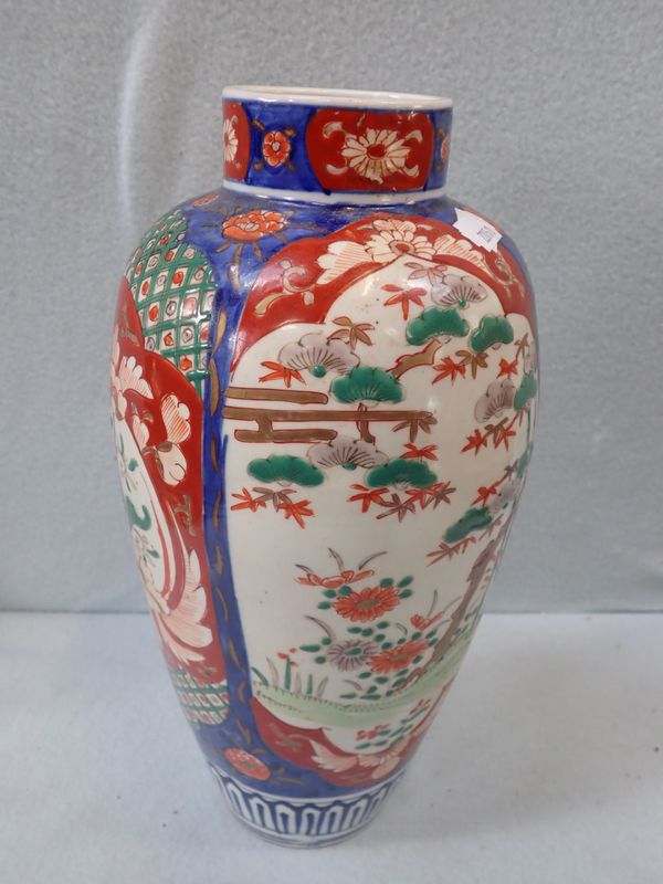 A LATE 19TH CENTURY IMARI VASE