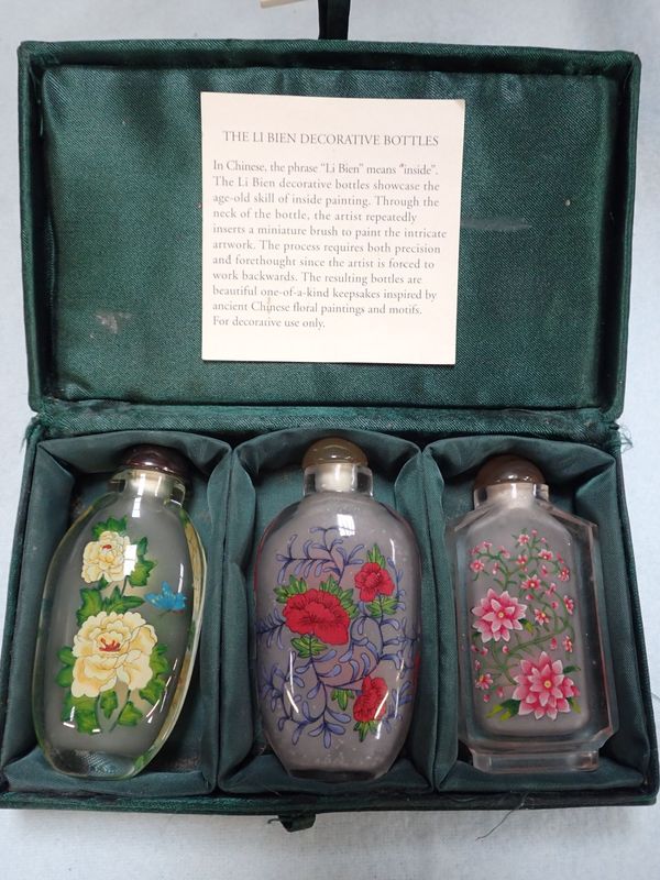 THREE CHINESE 'LI BEIN' GLASS SNUFF BOTTLES