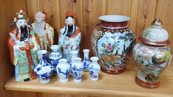 A COLLECTION OF CHINESE MINIATURE BLUE AND WHITE VASES