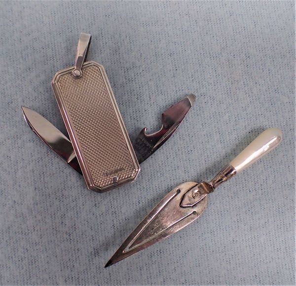 A SILVER 'TROWEL' BOOKMARK, WITH MOTHER-OF-PEARL HANDLE