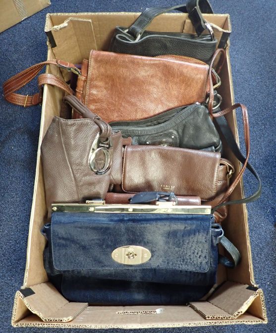 A COLLECTION OF HANDBAGS INCLUDING MULBERRY