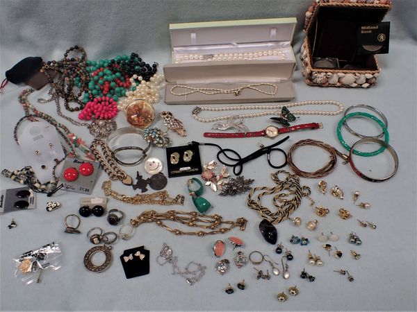 A COLLECTION OF COSTUME JEWELLERY