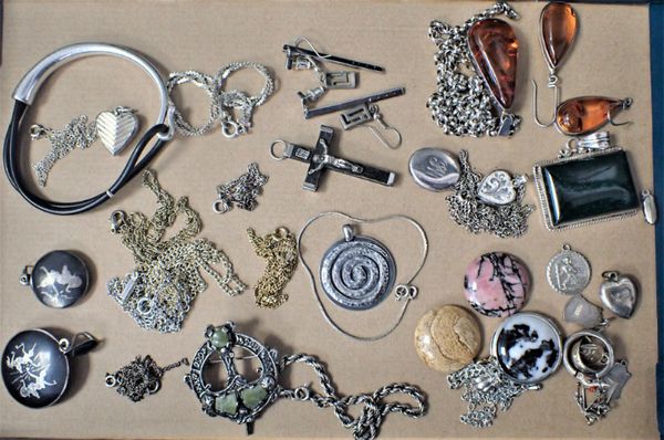 A COLLECTION OF COSTUME JEWELLERY