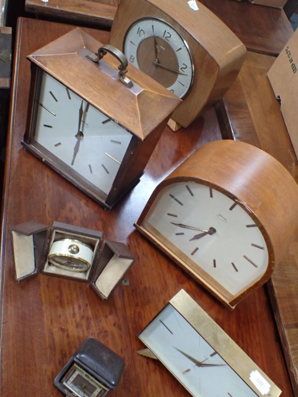 A COLLECTION OF SMITHS MANTEL CLOCKS