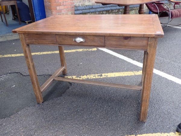 A STAINED WOOD TABLE, MODERN, ANTIQUE STYLE