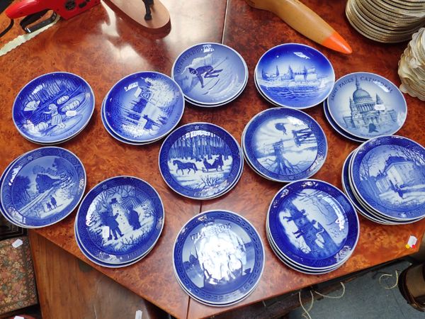 A LARGE COLLECTION OF ROYAL COPENHAGEN CHRISTMAS PLATES