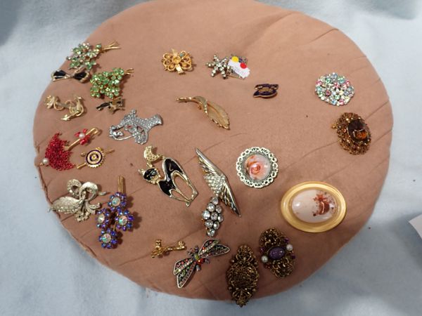 A COLLECTION OF BROOCHES