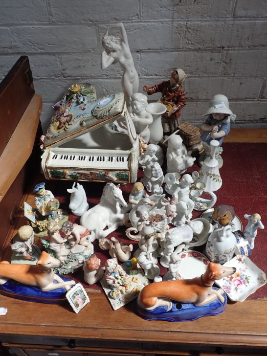 A COLLECTION OF CERAMIC FIGURINES