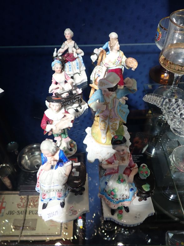 A COLLECTION OF CONTINENTAL CERAMIC FIGURES