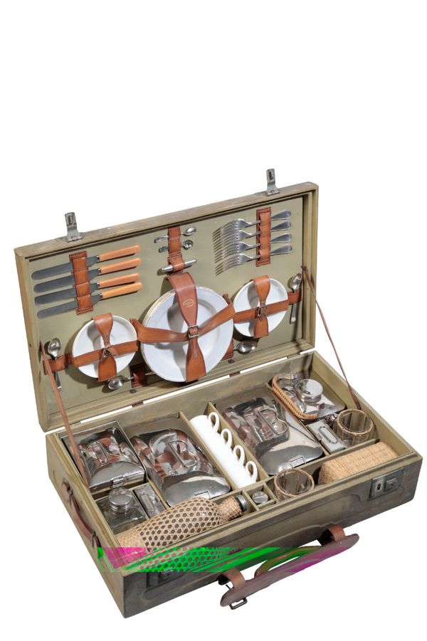 A 1909 FOUR PERSON PICNIC SET BY DREW AND SONS, LONDON W1