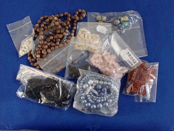 A COLLECTION OF LOOSE STONES/BEADS