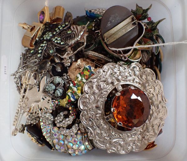 A COLLECTION OF COSTUME JEWELLERY