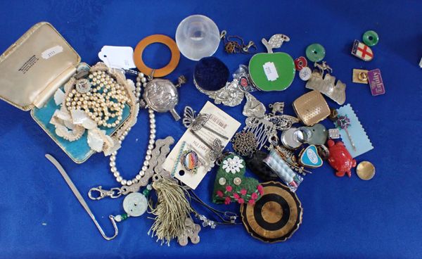 A COLLECTION OF JEWELLERY AND SUNDRIES