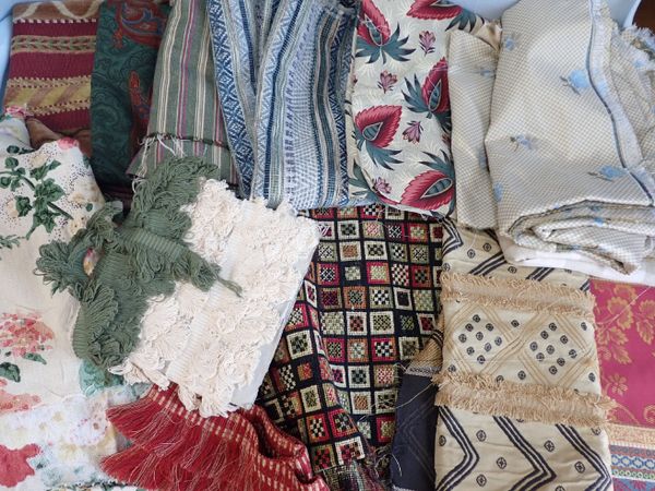 A QUANTITY OF TEXTILE PIECES