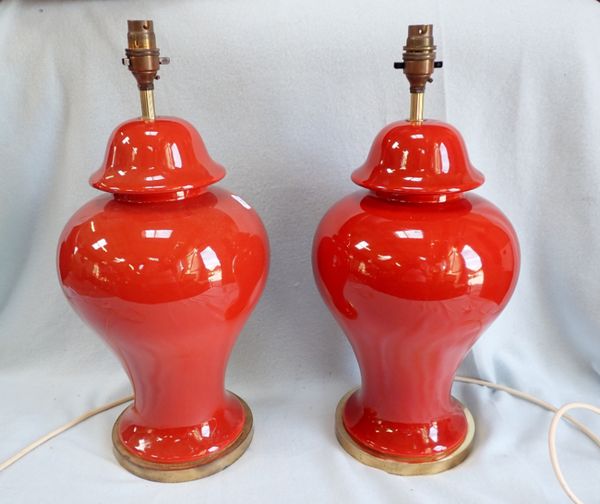 A PAIR OF CERAMIC TABLE LAMPS OF VASE FORM