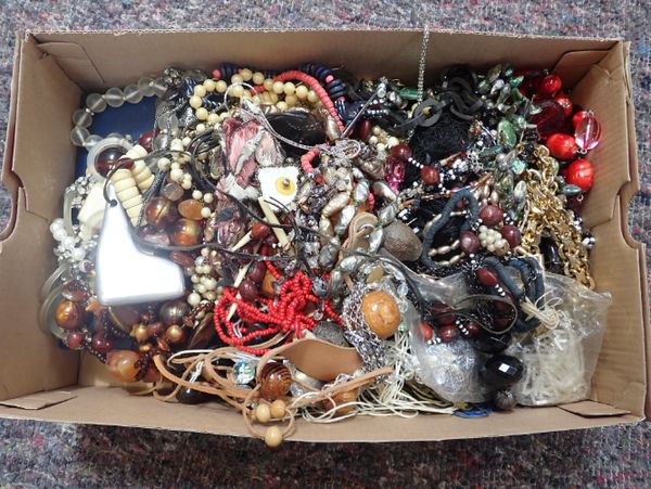 A COLLECTION OF COSTUME JEWELLERY