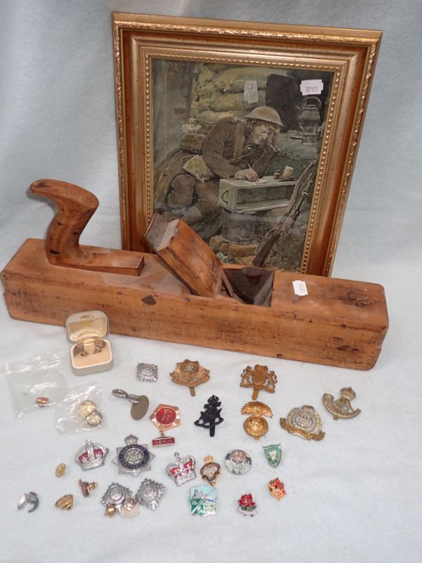 A COLLECTION OF MILITARY CAP BADGES, A WWI CARPENTER'S PLANE