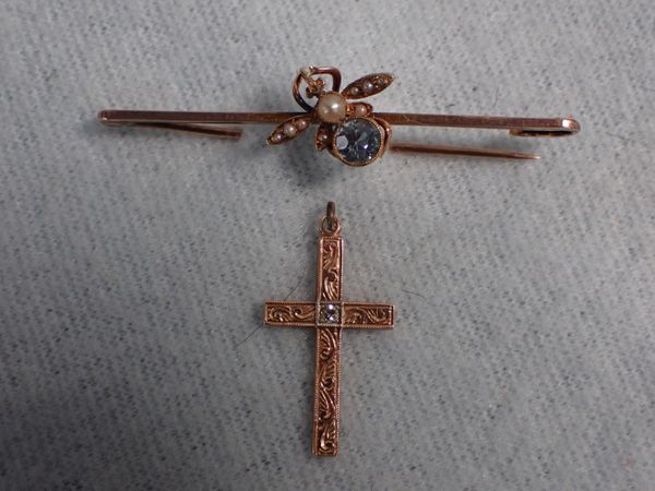 A 10 CT GOLD ENGRAVED PENDANT CROSS