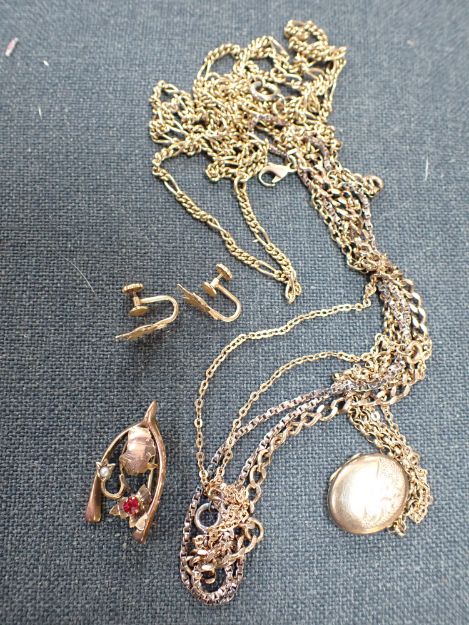 A ROLLED GOLD LOCKET