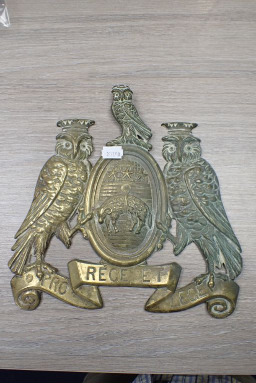 A BRASS COAT OF ARMS OF 'LEEDS'