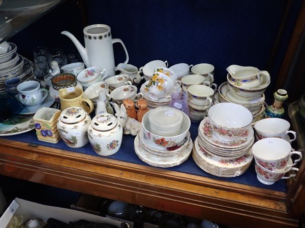 A COLLECTION OF TEA WARE