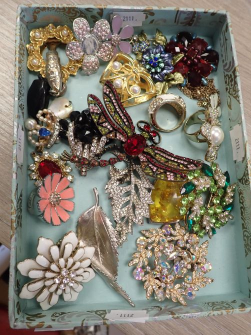 A COLLECTION OF VINTAGE BROOCHES AND JEWELLERY