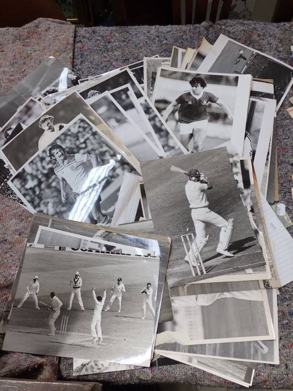 A LARGE COLLECTION OF VINTAGE BLACK AND WHITE 'SPORTING' PRESS PHOTOGRAPHS