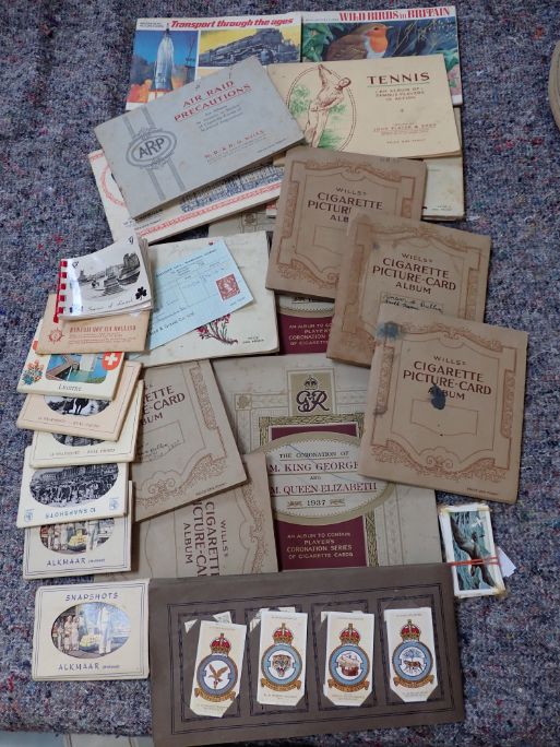 A COLLECTION OF CIGARETTE CARDS