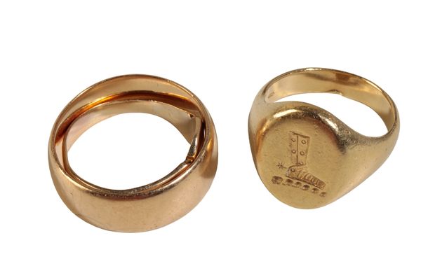 A GENTLEMAN'S 18CT YELLOW GOLD SIGNET RING,