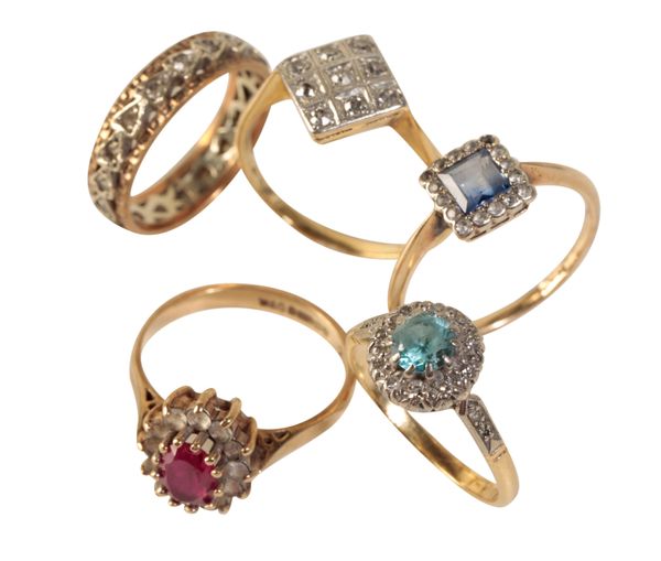 AN ART DECO DIAMOND PLAQUE RING AND FOUR GEM SET RINGS